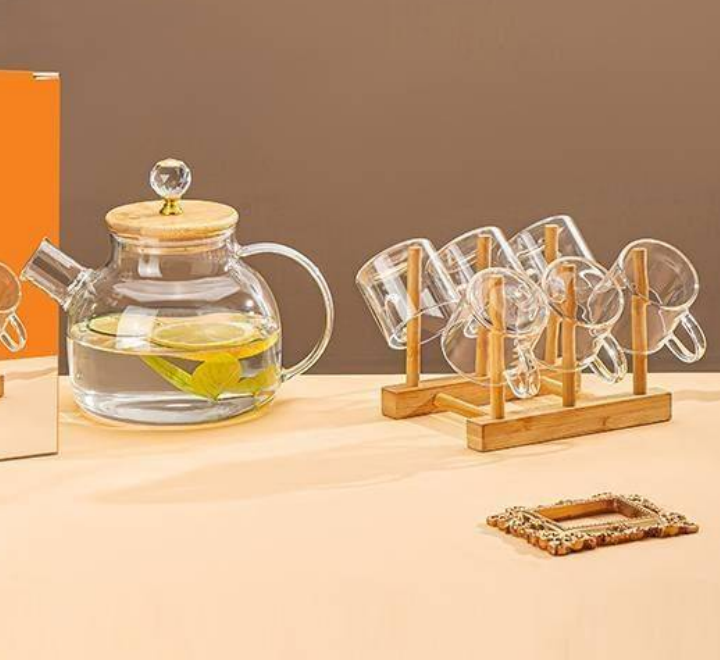 Smooth glass teapot with handle